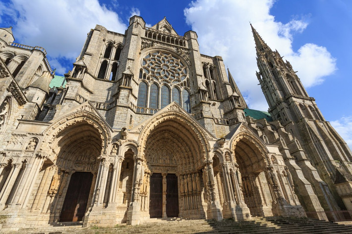 Nhà thờ chính tòa Đức bà - Chartes Cathedral được xây dựng vào khoảng năm 1200 ở miền bắc nước Pháp. Công trình này mang đậm dấu ấn của phong cách kiến trúc Gothic.