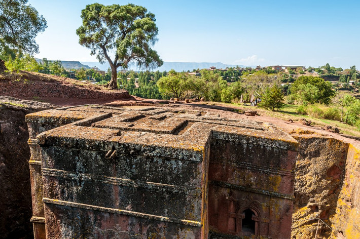 Nhà thờ St. George ở Ethiopia là một trong 11 nhà thờ được đẽo từ một khối đá ở Lalibela, miền trung Ethiopia, kết hợp với cửa, lối đi, cột, hầm, và hang động của những ẩn sĩ.