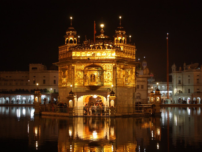 Đền Vàng ở Amritsar, Ấn Độ được xây dựng từ thế kỷ 16 là một trong những công trình kiến trúc cổ nổi tiếng nhất thế giới. Vào ban đêm, kiệt tác kiến trúc này càng trở nên rực rỡ, lộng lẫy hơn và trông như đang nổi trên mặt nước, với toàn bộ phía ngoài được dát vàng.