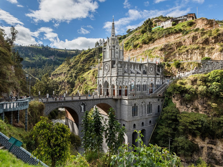 Thánh đường Las Lajas ở Colombia được xây dựng trên độ cao 100m phía bên trong hẻm núi sông Guáitara vào khoảng năm 1916-1949. Công trình này mang phong cách kiến trúc Gothic hiện đại.