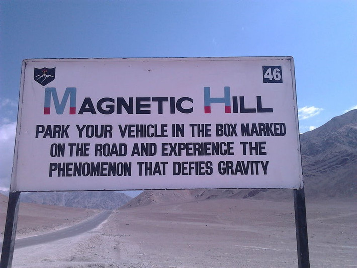 Magnetic Hill ở Canada là ngọn đồi phản trọng lực nổi tiếng thế giới. Nguyên nhân là vì nếu một người lái xe tới chân dốc và đỗ xe, chiếc xe sẽ từ từ trôi lên trên đỉnh dốc.