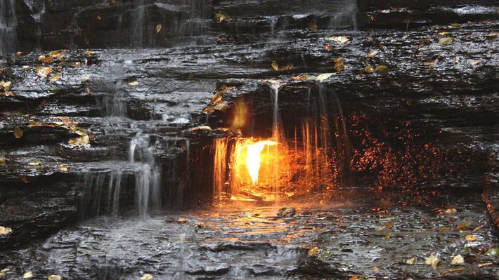 Nhiều người không khỏi bất ngờ khi đến chiêm ngưỡng thác nước ở công viên Chestnut Ridge, New York, Mỹ vì có một ngọn lửa cháy mãi không tắt.