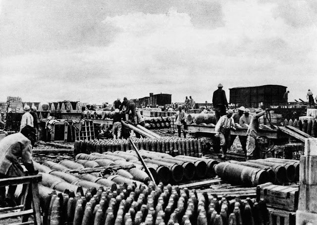 Trùm phát xít Hitler đã tham gia trận chiến Somme lịch sử và bị thương. Ngoài Hitler, một nhân vật nổi tiếng khác cũng có mặt trong trận chiến khốc liệt này là cha của Anne Frank - ông Otto Frank.