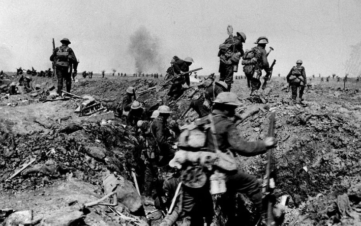 Ngày đầu tiên của trận Somme (1/7/1916) là ngày tồi tệ nhất trong lịch sử quân đội Anh. Chỉ riêng ngày hôm đó, 19.240 binh sĩ Anh tử trận.