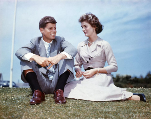 Kennedy và Jacqueline Bouvier ngồi dưới ánh nắng mặt trời trong khuôn viên nhà ông tại cảng Hyannis, Massachusetts, vài tháng trước đám cưới của họ vào năm 1953. Ảnh: Bettmann.