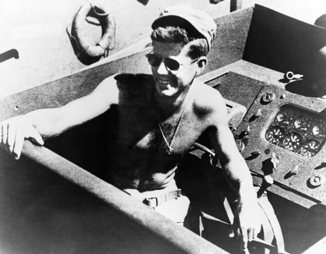 John F. Kennedy ngồi trên một chiếc thuyền của Hải quân Mỹ trong thời gian ông phục vụ lực lượng này từ tháng 9/1941 – 4/1945. Ảnh: Getty.