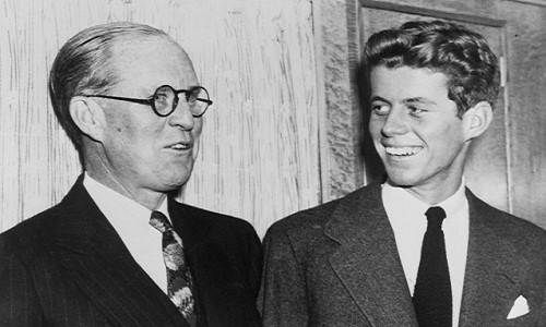 Đại sứ Mỹ tại Anh Joseph P. Kennedy và con trai John F. Kennedy đến New York trên con tàu Queen Mary dịp lễ Giáng sinh năm 1938. Ảnh: Bettmann.