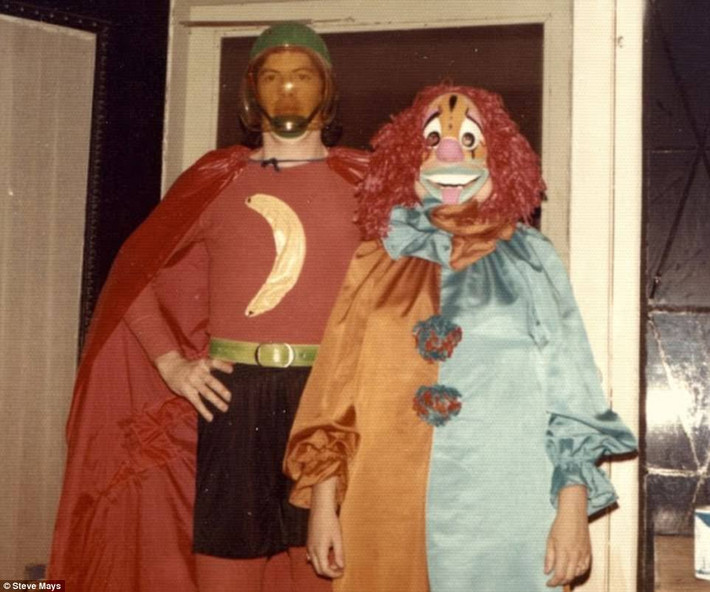 Hai người dân Mỹ hóa trang thành chú hề và siêu anh hùng trong lễ hội Halloween những năm 1970. Halloween là một lễ hội truyền thống diễn ra vào ngày 31/10 hàng năm ở nhiều nước Tây Âu và Bắc Mỹ. Vào mùa lễ hội Halloween, nhiều gia đình thường trang trí nhà cửa theo phong cách rùng rợn, ma quái.