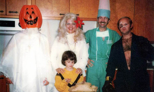 Vào dịp Halloween, không chỉ trẻ con mà cả người lớn cũng hóa trang thành những nhân vật đáng sợ hoặc bất kỳ nhân vật nào mà bản thân thích.