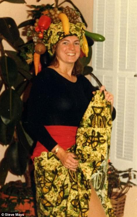 Một phụ nữ hóa trang thành Carmen Miranda trong đêm hội Halloween .
