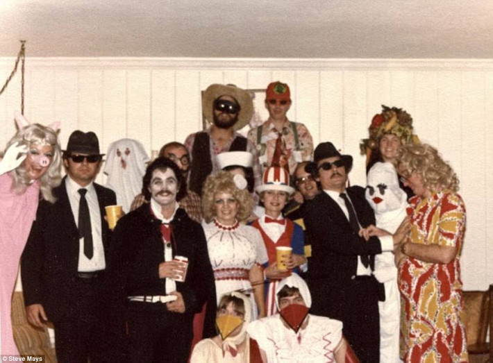 Từ người lớn cho đến trẻ em đều vô cùng vui vẻ trong bữa tiệc đêm Halloween.