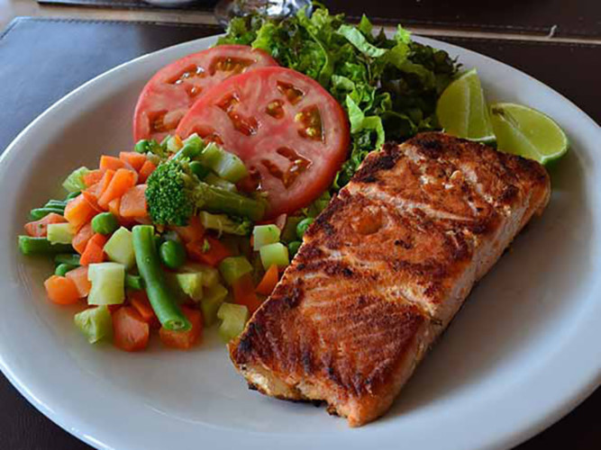 Cá hồi giàu axit béo omega-3 giúp ngăn ngừa tất cả các loại bệnh liên quan đến tim mạch.