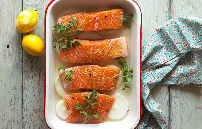 Cá hồi: Axit béo omega-3 trong cá hồi giúp cải thiện tâm trạng và chức năng não. Vitamin B kết hợp với vitamin D cao trong cá hồi rất có lợi trong việc giảm căng thẳng.