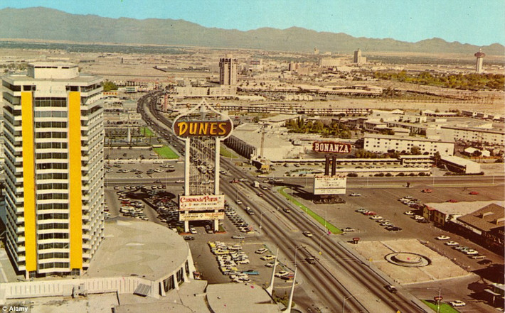 Hình ảnh thành phố Las Vegas ở Nevada, Mỹ nổi bật giữa sa mạc đầy cát và gió đầu những năm 1900. Khi ấy, Las Vegas chưa có nhiều khách sạn, sòng bạc... như bây giờ. Khách sạn Dunes là công trình nổi bật ở Las Vegas thời kỳ này.