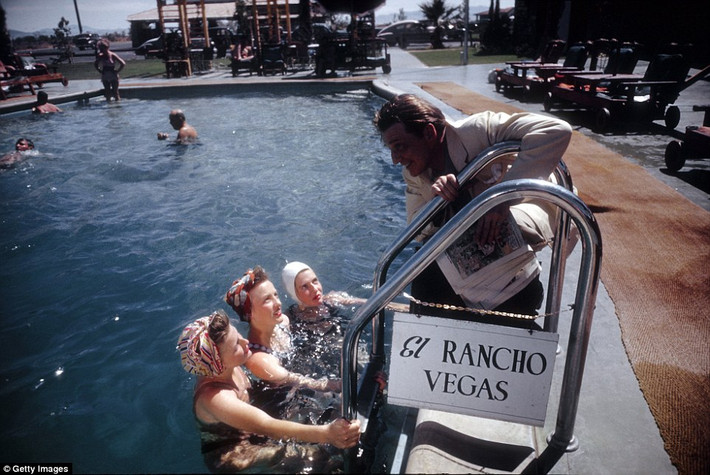 Du khách có những giây phút thư giãn tại hồ bơi thuộc khách sạn El Rancho Vegas. Bên trong khách sạn này cũng có casino.