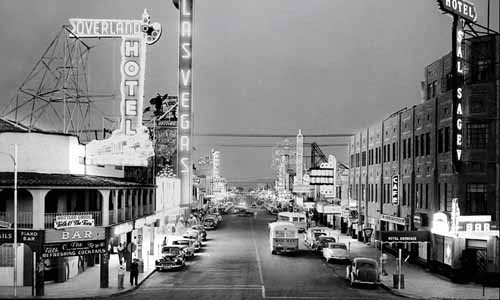 Đường Fremont ở Las Vegas rực rỡ ánh đèn khi màn đêm buông xuống.