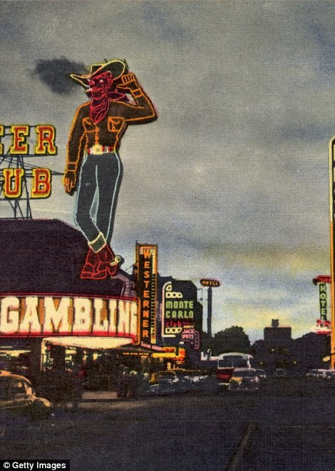 Những chiếc đèn neon rực rỡ sắc màu bên ngoài Pioneer Club năm 1951.