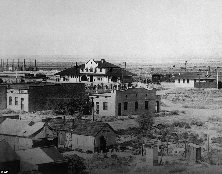 Những ngôi nhà ở Las Vegas đang trong quá trình xây dựng năm 1906. Khi ấy, thành phố này vẫn còn khá hoang sơ, ít người sinh sống.