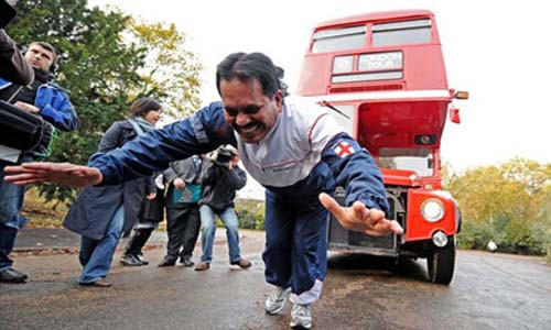 Manjit Singh, gốc Ấn Độ, sinh sống ở Leicester, Anh xác lập kỷ lục khó tin là chỉ dùng đuôi tóc nhỏ của mình để kéo được chiếc xe buýt 2 tầng đi một đoạn dài 21,2m.
