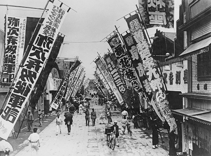 Một con đường ở Tokyo năm 1930 với những biển hiệu quảng cáo san sát nhau.