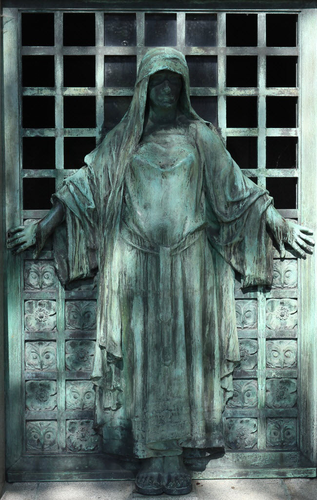 Nghĩa trang Père Lachaise, Paris, Pháp: Đây là nơi an nghỉ của những người nổi tiếng như Oscar Wilde, Honore de Balzac và Frederic Chopin. Các bức tượng trên mộ có vẻ đẹp quyến rũ và thu hút rất đông du khách.