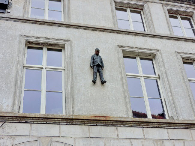Cậu bé treo (Hanging Boy), Ghent, Bỉ: Bức tượng cậu bé được treo trên tường ở Ghent thuộc về một tác giá vô danh. Bức tượng khiến nhiều du khách sợ hãi khi nhìn vào nó.