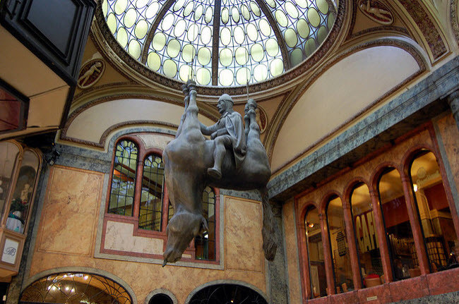 Tượng vua Wenceslas cưỡi ngựa chết, Prague, Cộng hòa Czech: Đây là một tác phẩm khác của tác giả David Cerny. Ban đầu, nó được đặt tại quảng trường St. Wenceslas, nhưng sau đó được chuyển tới trung tâm mua sắm Lucerne.