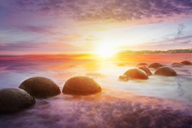 Những hòn đá Moeraki Boulders còn được gọi là "Những quả trứng rồng" nằm ở bãi biển Koekohe, New Zealand. Đây cũng là một trong những bí ẩn khó giải nhất thế giới.