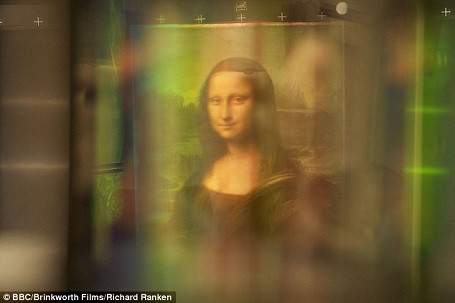 Bức “Nàng Mona Lisa” càng trở nên bí ẩn hơn khi kỹ sư người Pháp Pascal Cotte tuyên bố đã phát hiện 3 bức chân dung ẩn nằm bên dưới dung mạo nàng Mona Lisa, bên dưới bức chân dung treo trong bảo tàng Louvre (Pháp).