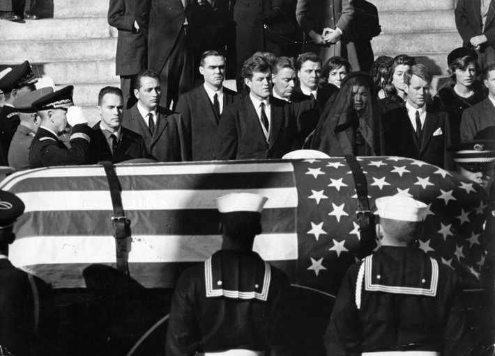 Sở dĩ có nhiều thuyết âm mưu về vụ ám sát Tổng thống Kennedy được cho rằng là vì ông là người đứng đầu nước Mỹ, chủ nhân Nhà Trắng nổi tiếng và có sức ảnh hưởng lớn đến tình hình chính trị - xã hội nước Mỹ cũng như thế giới.