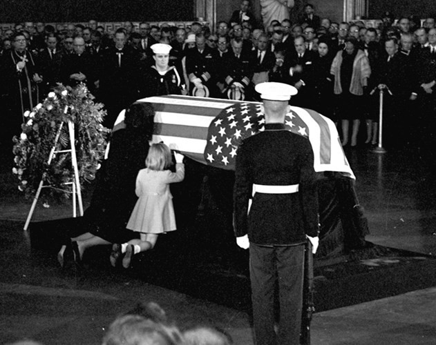 Những người này muốn Tổng thống Kennedy chết vì họ không thích những chính sách mà ông chủ Nhà Trắng này thực hiện gây bất lợi cho họ.