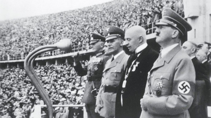 Theo bà Carla, chuyện khó tin trên xảy ra khi bà đi xuống để chụp ảnh Hitler bằng máy quay phim nhỏ của mình. Khi ấy Hitler đã nghiêng về phía trước, mỉm cười và ông ta có vẻ thân thiện đến nỗi bà chỉ muốn đứng đó và xin chữ ký của trùm phát xít. Hitler đã ký lên vé bơi của bà và mỉm cười. Vì vậy, bà đã hôn Hitler.