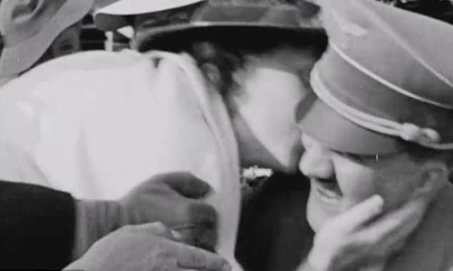 Với chiếc máy quay trên tay, bà Carla đã tự tin bước đến gần nhà độc tài Hitler, thậm chí bà còn có thể vượt qua đội vệ sĩ khủng của Hitler một cách khó tin để đứng trước mặt và xin chữ ký nhà lãnh đạo tối cao của Đức Quốc xã.