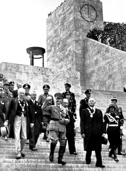 Chính vì vậy, sau khi xảy ra sự việc trên, một số sĩ quan SS làm nhiệm vụ bảo vệ Hitler ngày hôm ấy bị sa thải hoặc bị hạ cấp bậc bởi không thể ngăn chặn được hành động khó tin của bà Carla.