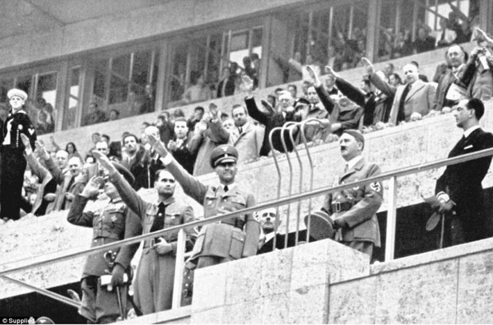 Khi chứng kiến cảnh Hitler bị một phụ nữ Mỹ "cưỡng hôn", khoảng 20.000 khán giả có mặt tại sự kiện đó không khỏi bất ngờ. Thậm chí, họ còn cảm thấy khó tin hơn khi bà Carla có thể trở về chỗ ngồi an toàn sau khi cả gan trao cho Hitler một nụ hôn.