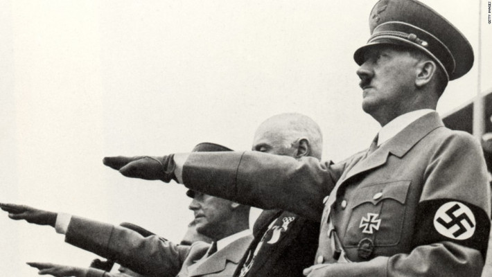 Khác với dáng vẻ lúng túng khi bị hôn bất ngờ khi ở trên khán đài, Hitler sau đó vô cùng tức giận vì sự tắc trách của đội ngũ an ninh khi không thể ngăn cản được một người phụ nữ tiếp cận mình.