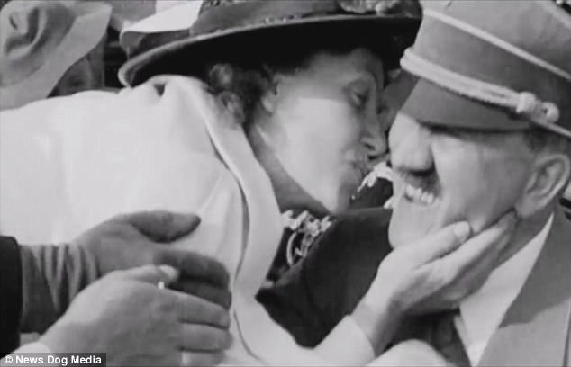Vào ngày hôm đó, trùm phát xít Adolf Hitler đã tới tham dự Thế vận hội Berlin năm 1936 và ngồi cạnh Tướng August von Mackensen. Bà Carla de Vries, đến từ Norwalk, California, đang trong chuyến du lịch khắp châu Âu và mong muốn chụp được một bức ảnh của Hitler ở cự ly gần, cũng có mặt tại sự kiện này.