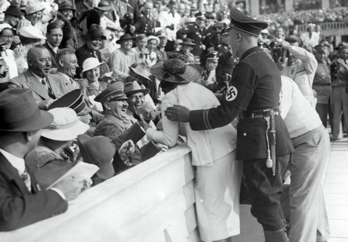 Thế vận hội Berlin năm 1936 chứng kiến một cảnh tượng hiếm có khó tin là một phụ nữ Mỹ có tên Carla de Vries hôn lên má trùm phát xít Hitler ngay trước sự chứng kiến của hàng chục ngàn người. Khoảnh khắc đặc biệt này đã được máy quay ghi lại nhưng không được công bố.