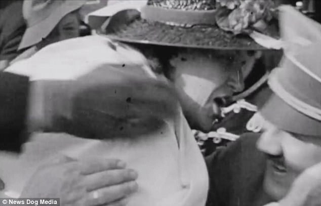 Bà Carla còn khiến mọi người kinh ngạc hơn khi hôn lên má Hitler. Không chỉ 1 lần, bà định hôn trùm phát xít Đức lần thứ hai nhưng bị tướng Mackensen kịp thời đẩy ra và sau đó bị nhóm vệ sĩ ngăn lại.