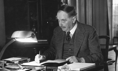 Tác giả H.G. Wells không chỉ nổi tiếng với những tác phẩm thuộc dòng văn học giả tưởng mà còn được biết đến qua những lời tiên tri cực chuẩn xác. Bởi sau hàng chục cho đến hàng trăm năm, những tiên đoán của ông đa số trở thành sự thật.