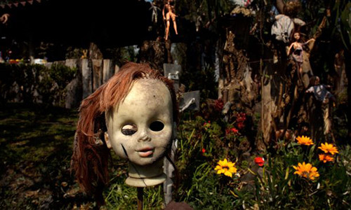 Đảo búp bê nằm ở Xochimilco, Mexico là một trong những điểm đến rùng rợn nổi tiếng với những con búp bê hỏng. Chúng được ông Julián Santana Barrera buộc vào các cành và thân cây khắp đảo.