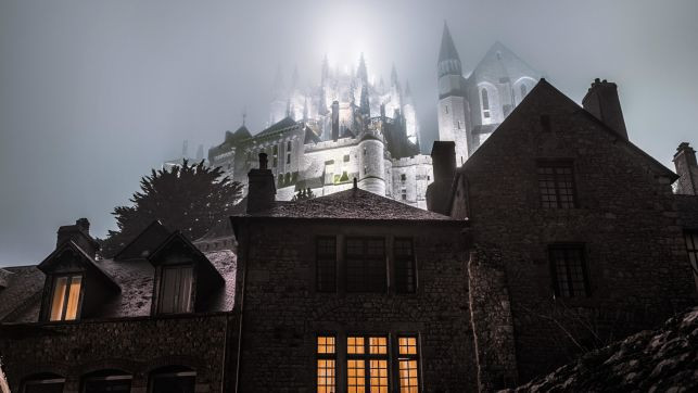 Đảo Mont Saint Michel thuộc vùng Normandy, Pháp nổi tiếng với tu viện Saint Michel nằm trên đỉnh núi mang phong cách kiến trúc Pháp thời trung cổ.