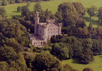 Lâu đài Charleville nằm ở hạt Offaly, Ireland được biết đến với những câu chuyện kỳ bí. Nơi đây được cho là bị linh hồn một gái ngã xuống từ tòa tháp cao nhất ám.
