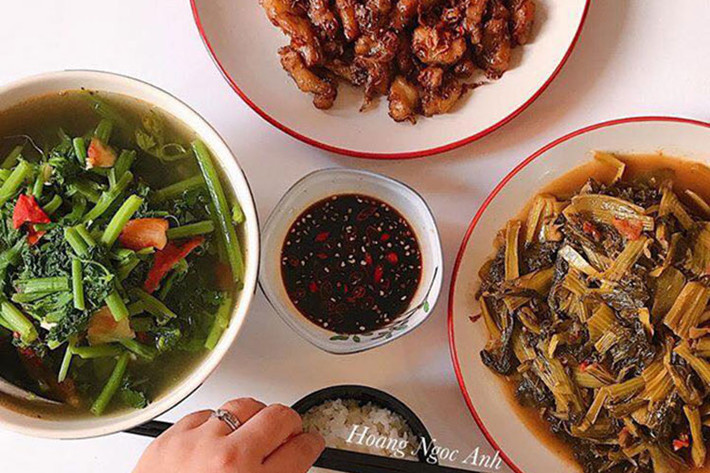 Chia sẻ với phóng viên, chị cho hay mẹ của chị mặc dù cũng bận rộn buôn bán ngoài chợ nhưng thấy con gái mình mải mê kinh doanh mà bỏ bê ăn uống.