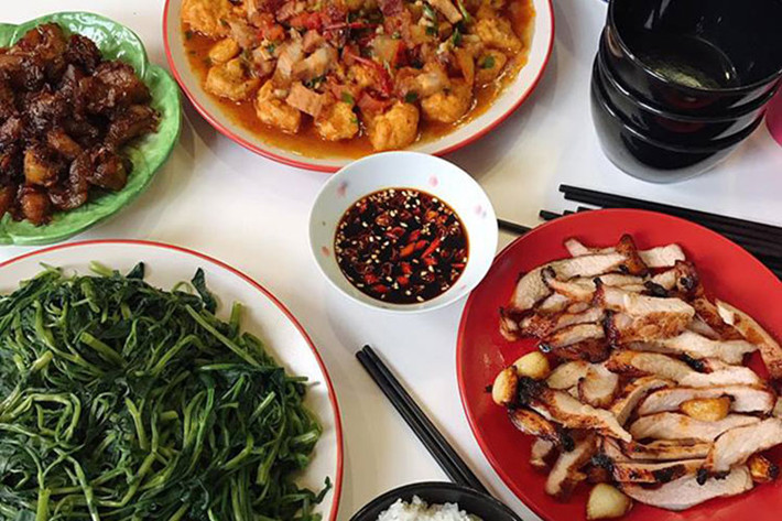 ...Mẹ cũng giúp mình rất nhiều trong việc quản lý cửa hàng”.