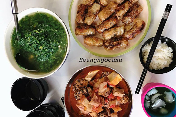 ...Hầu như toàn bộ thời gian làm việc của mình từ sáng đến tối đều ở nhà mẹ ruột...