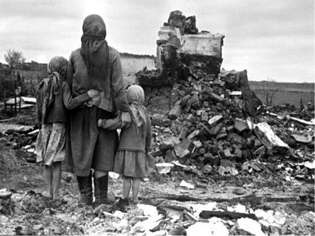Người phụ nữ đưa hai con trở về nhà ở Belarus năm 1944 nhưng trước mắt họ chỉ là những đổ nát, hoang tàn.