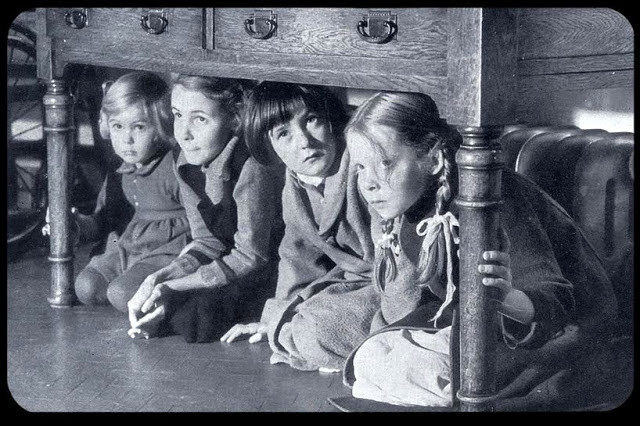 Trẻ em trốn dưới một chiếc tủ khi Đức quốc xã rải bom không kích London tháng 10/1940.