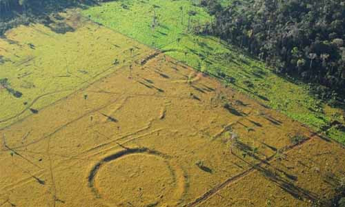 Một số giả thuyết đã được đưa ra để giải thích những bí ẩn về geoglyph như nó có ý nghĩa về các cuộc tụ tập hay nghi lễ cổ xưa. Tất cả chỉ là giả thuyết chưa có chứng cứ xác thực.