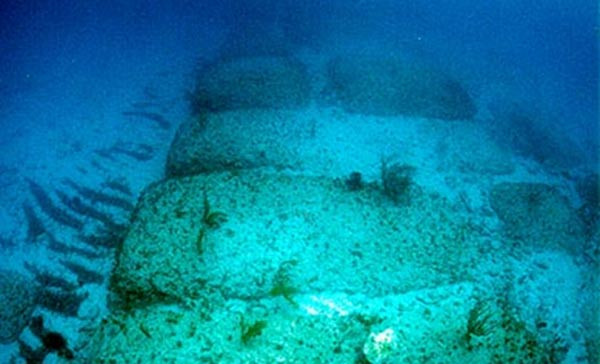 Con đường Bimini dưới đáy biển Bahamas. Vào tháng 9/1968, 700 mét khối đá vôi đặt gọn gàng được tìm thấy dưới đáy biển gần Paradise Point, bắc Bimini thuộc Bahamas. Về sau, nó được giới chuyên gia gọi là "Đường Bimini".